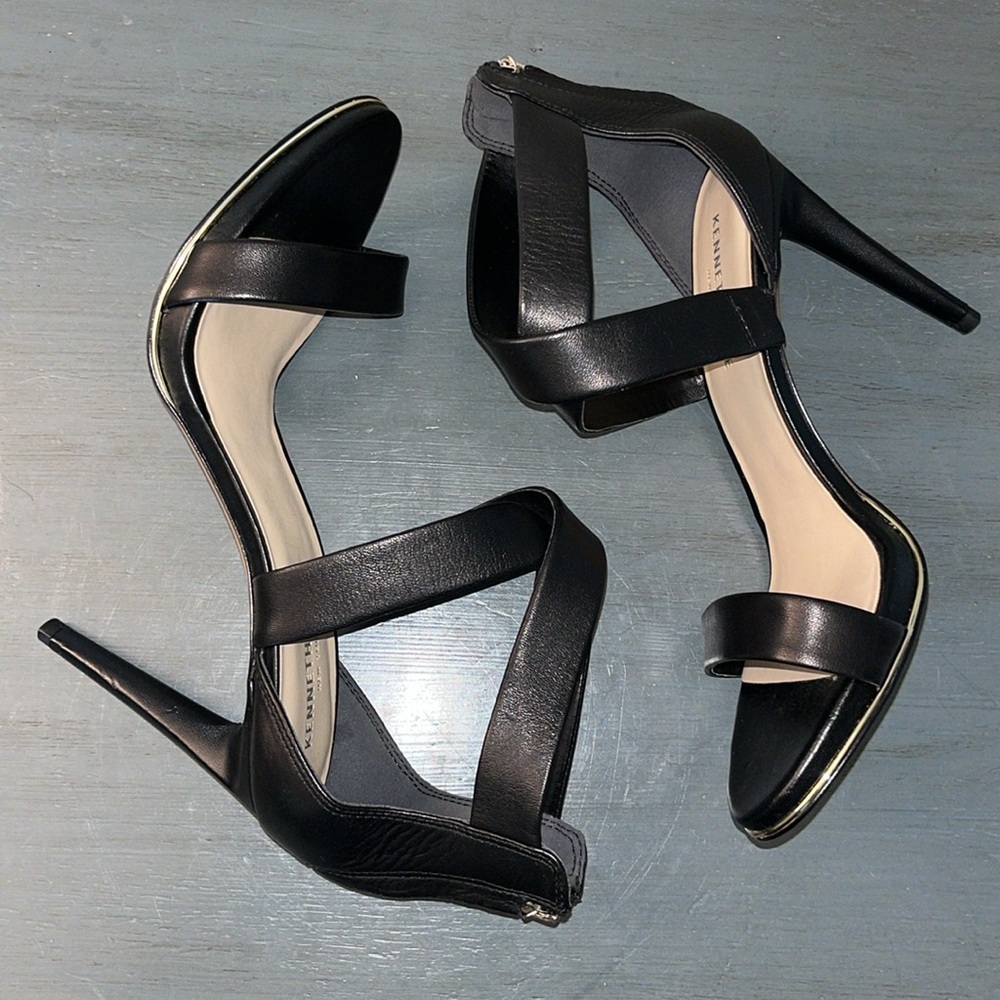 Kenneth Cole Brooke Black Leather Cross Strap Heeled Sandal Shoes NWOB sz 8.5 - Picture 7 of 16